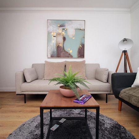 Spacious 5 Bedroom | With Fenced Backyard 뉴포트 외부 사진