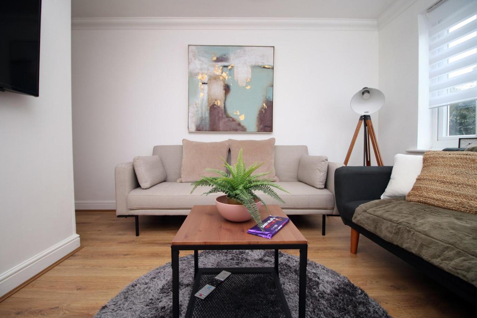 Spacious 5 Bedroom | With Fenced Backyard 뉴포트 외부 사진
