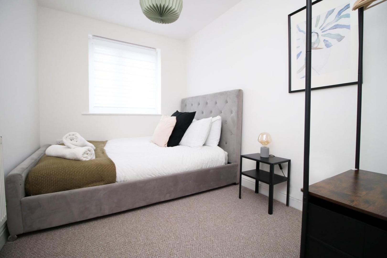 Spacious 5 Bedroom | With Fenced Backyard 뉴포트 외부 사진