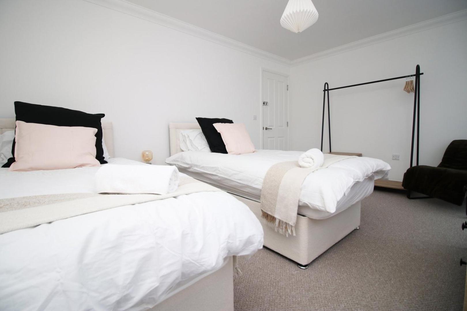 Spacious 5 Bedroom | With Fenced Backyard 뉴포트 외부 사진