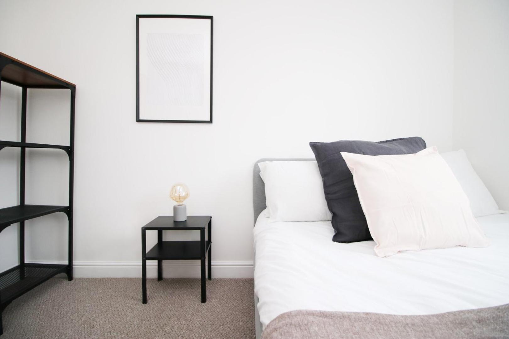 Spacious 5 Bedroom | With Fenced Backyard 뉴포트 외부 사진