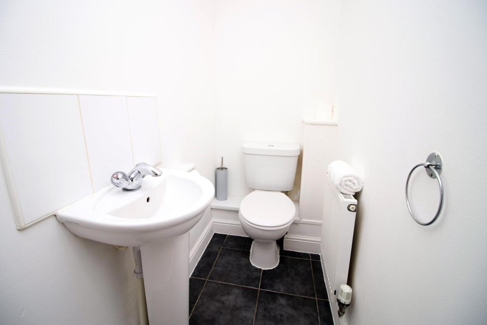 Spacious 5 Bedroom | With Fenced Backyard 뉴포트 외부 사진