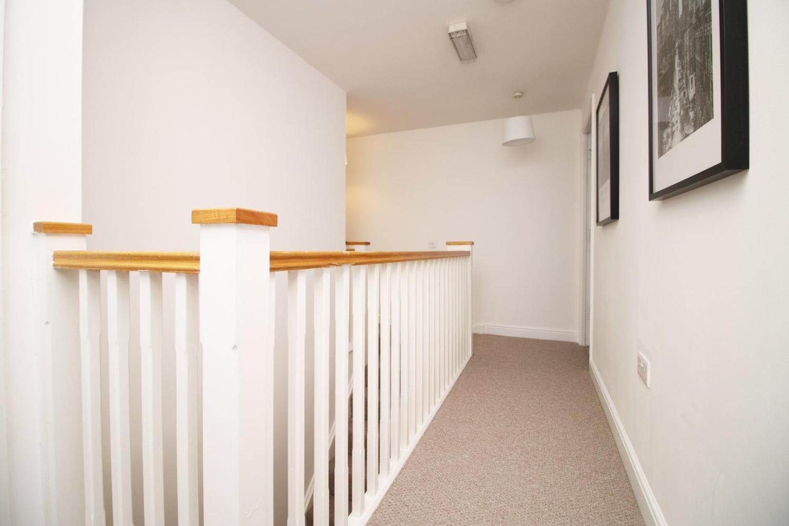 Spacious 5 Bedroom | With Fenced Backyard 뉴포트 외부 사진