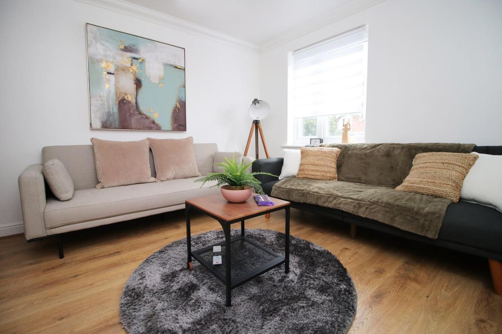 Spacious 5 Bedroom | With Fenced Backyard 뉴포트 외부 사진