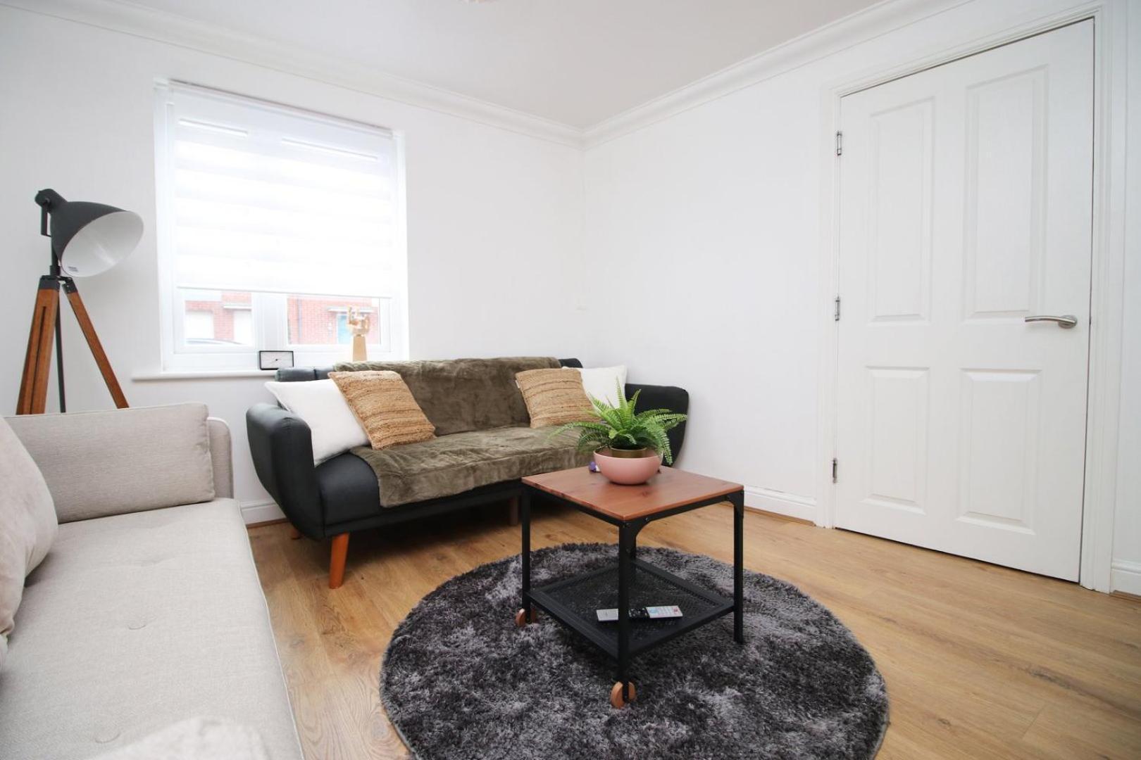 Spacious 5 Bedroom | With Fenced Backyard 뉴포트 외부 사진