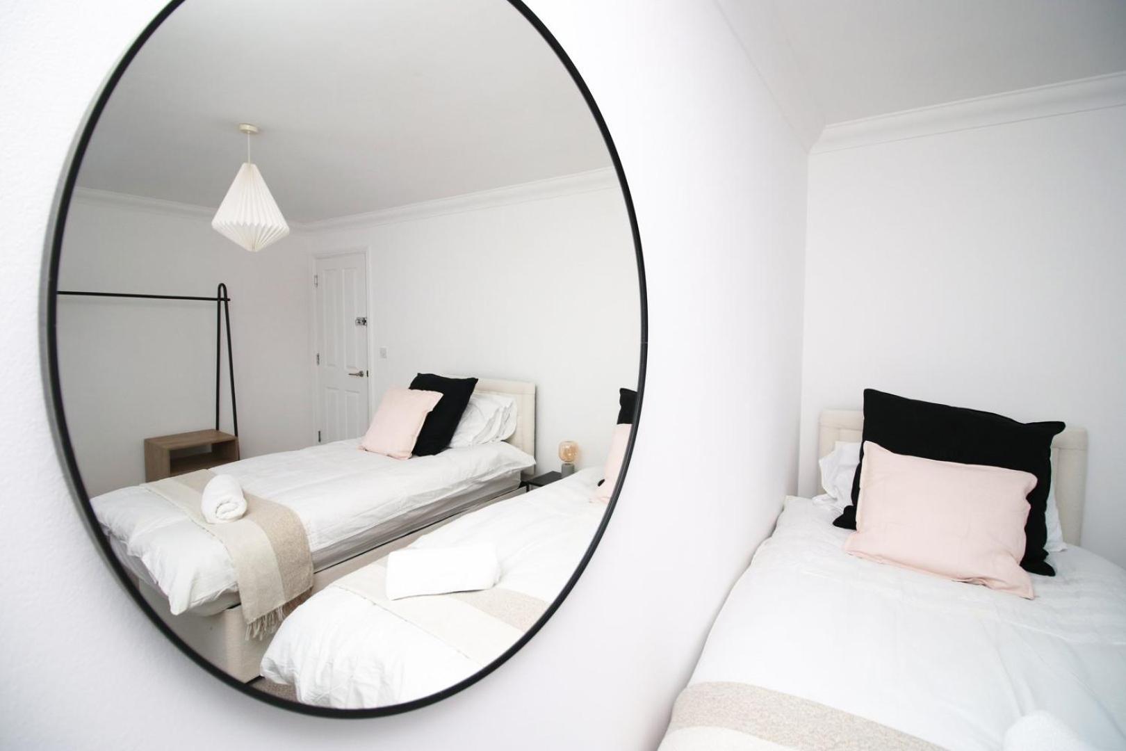 Spacious 5 Bedroom | With Fenced Backyard 뉴포트 외부 사진