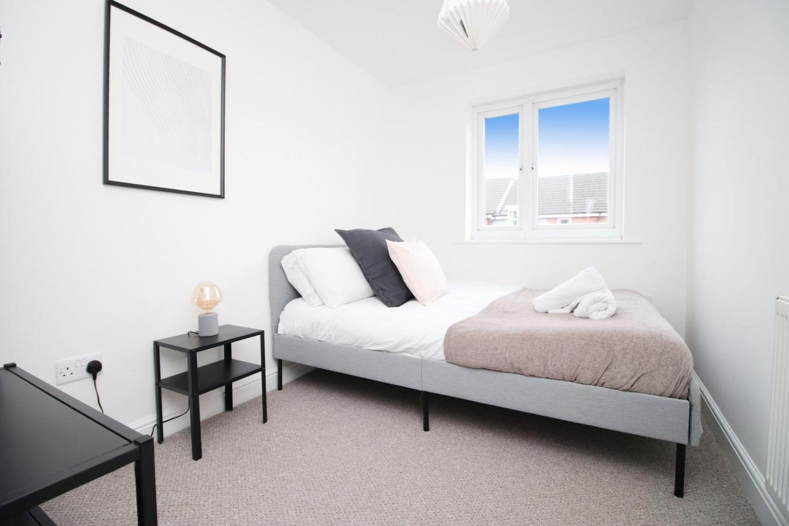 Spacious 5 Bedroom | With Fenced Backyard 뉴포트 외부 사진