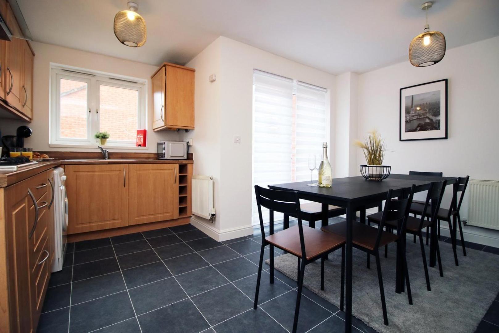 Spacious 5 Bedroom | With Fenced Backyard 뉴포트 외부 사진